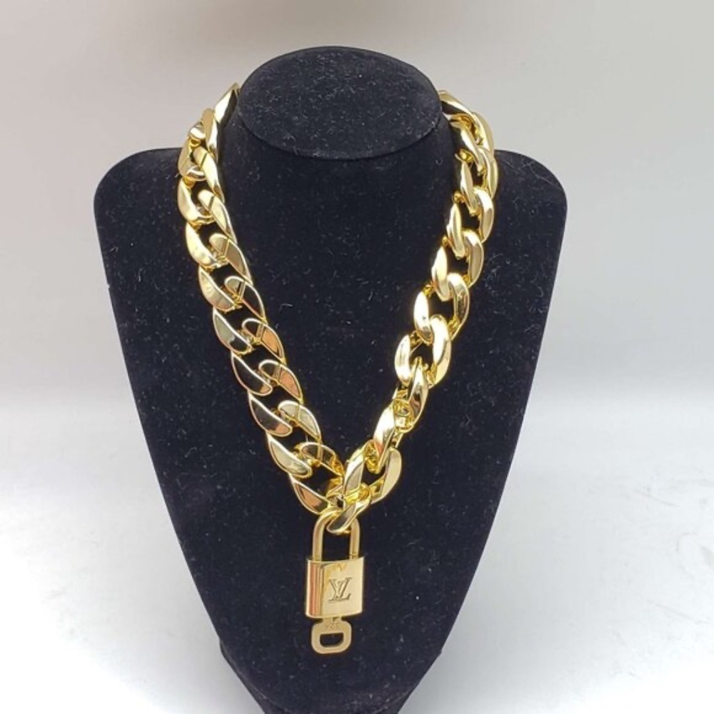 Authentic Louis Vuitton Lock& Key w/Unbranded Gold Plated Chain Necklace 012726